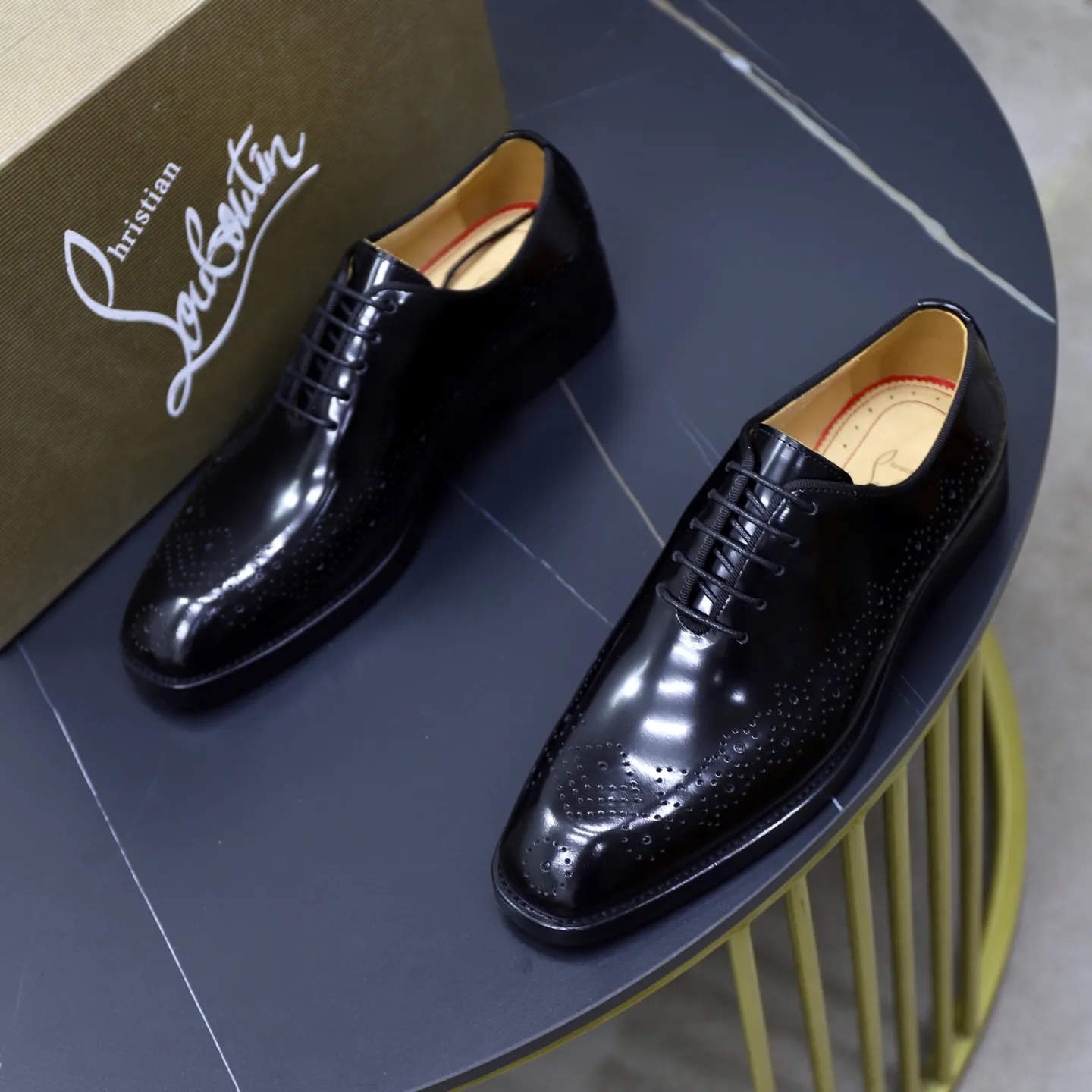 Ex-factory price: 620💰Christia*.Loubouti*🆑High-end men’s business formal leather shoes | Classic red sole shoes | Original imported first-layer cowhide | Water-dyed cowhide lining | Italian imported red rubber outsole | High-end luxury | Perfect interpretation of fashion, sunshine, style, suitable for various occasions Size: 39-44 (38.45 custom-made)